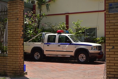 Xe công an phường "sạch bóng" trên vỉa hè quận 1