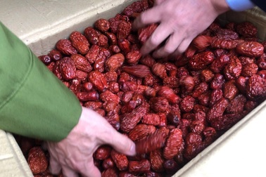 Phạt chủ hàng 50 triệu đồng vì buôn bán nho, táo khô không rõ xuất xứ