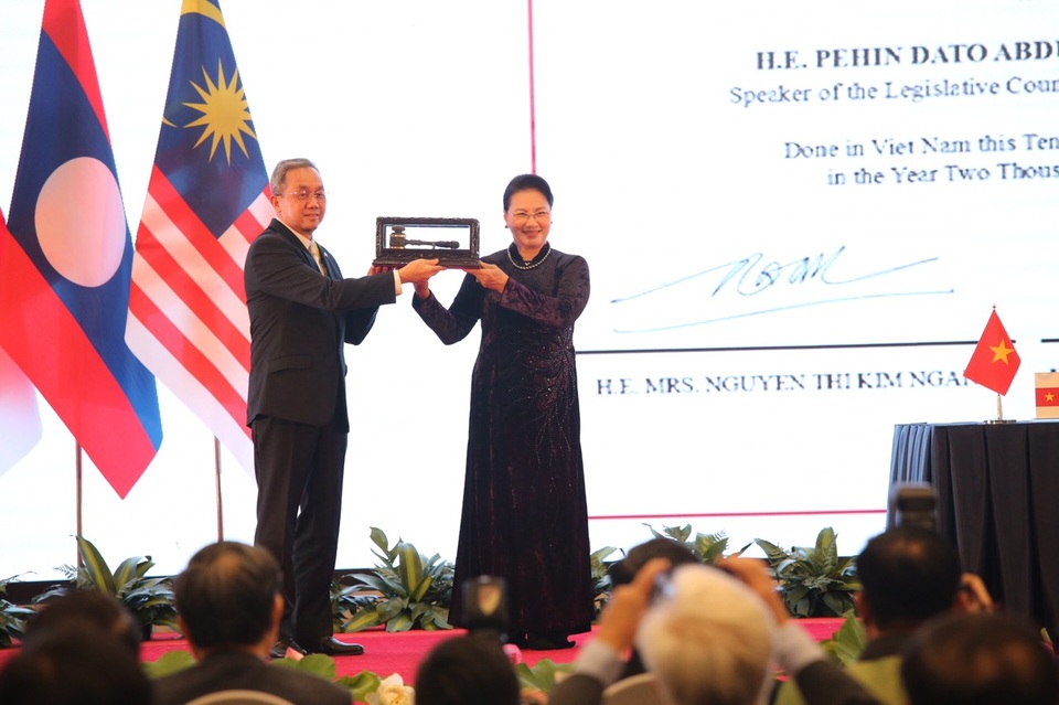 Phó Chủ tịch Quốc hội Việt Nam nhận giải thưởng Cống hiến xuất sắc - 8 Phó Chủ tịch Quốc hội Việt Nam nhận giải thưởng Cống hiến xuất sắc - 8