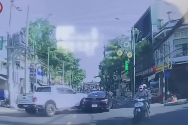 Tài xế bán tải nhập đường ẩu gây tai nạn