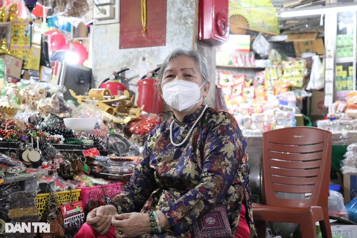 Tiểu thương chợ Đông Ba mặc áo dài bán hàng mừng ngày 8/3 - 4 Tiểu thương chợ Đông Ba mặc áo dài bán hàng mừng ngày 8/3 - 4