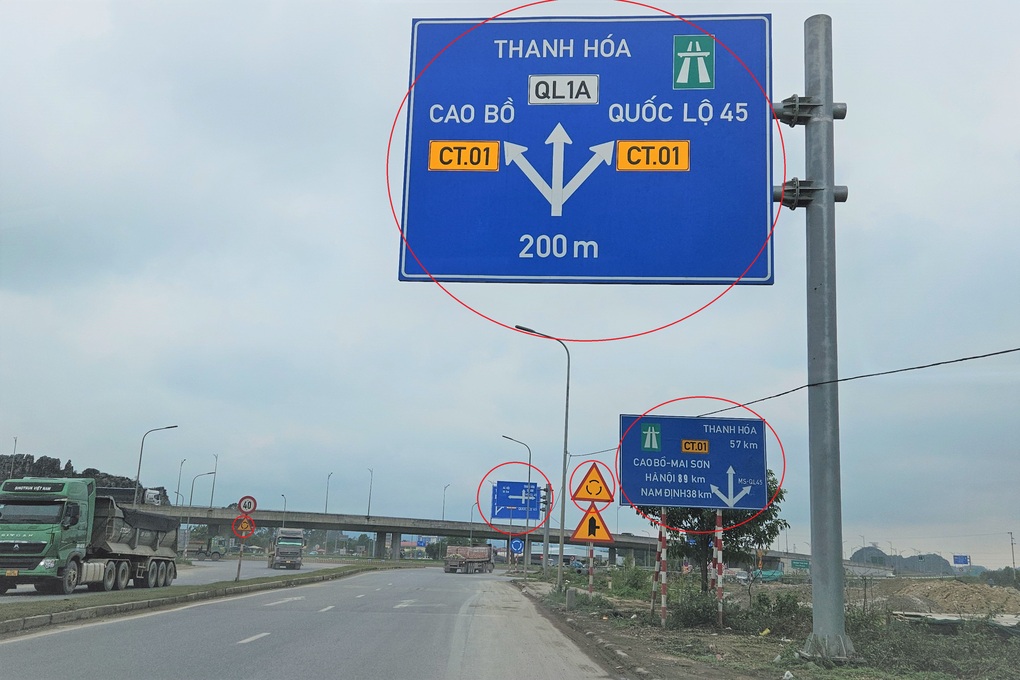 Tháo dỡ loạt biển báo thừa thãi tại nút giao QL1 với cao tốc Bắc - Nam - 1 Tháo dỡ loạt biển báo thừa thãi tại nút giao QL1 với cao tốc Bắc - Nam - 1