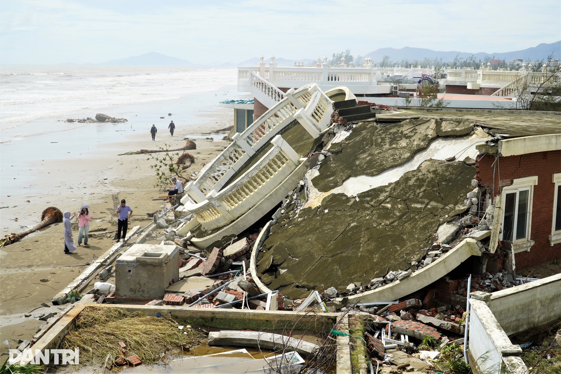 Hàng chục căn villa sang trọng đổ gục trong bão Bualoi - 3 Hàng chục căn villa sang trọng đổ gục trong bão Bualoi - 3
