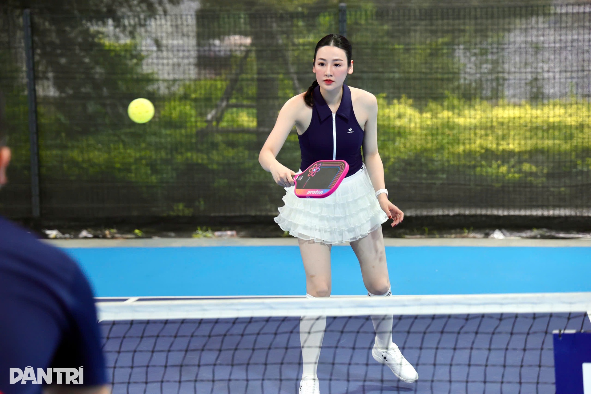 Á hậu Tú Anh khoe dáng gợi cảm đấu pickleball, chồng con cổ vũ nhiệt tình - 4