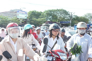 Cây cầu đều đặn ngày hai buổi tắc đường