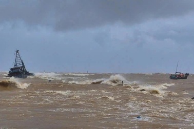 Vụ 2 tàu gặp nạn khi vào bờ trú bão Bualoi: 8 thuyền viên được giải cứu