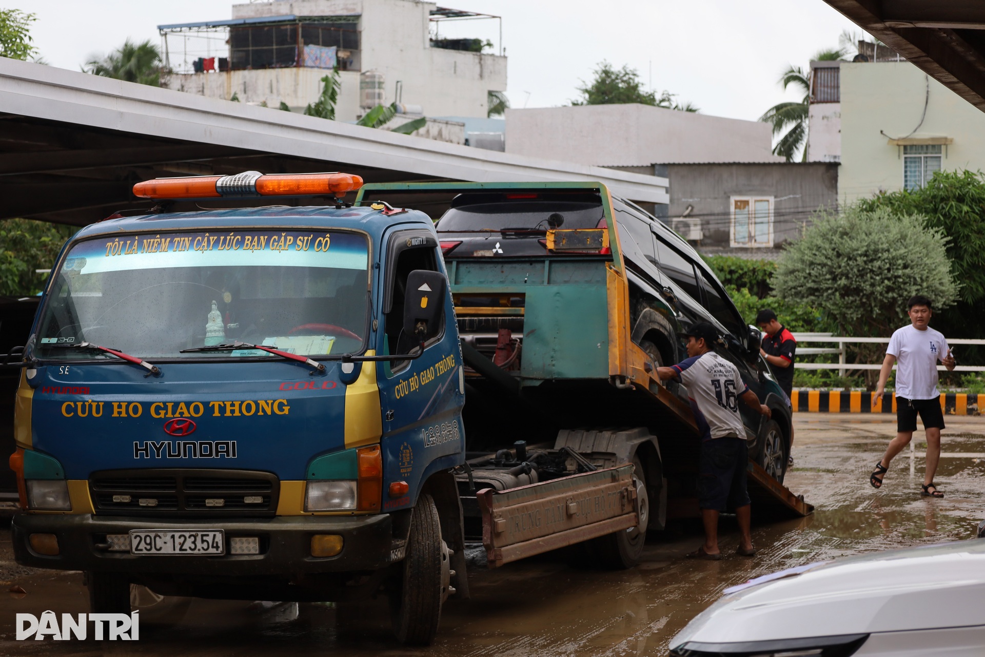 Cứu ô tô, xe máy ở Nha Trang sau lũ rút - 7 Cứu ô tô, xe máy ở Nha Trang sau lũ rút - 7