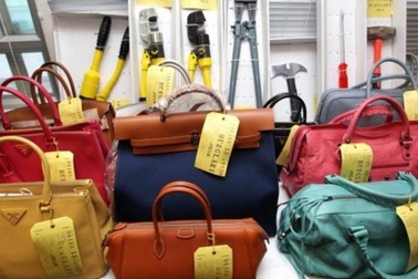 Túng tiền, nhà giàu Hồng Kông cầm cố túi xách hàng hiệu