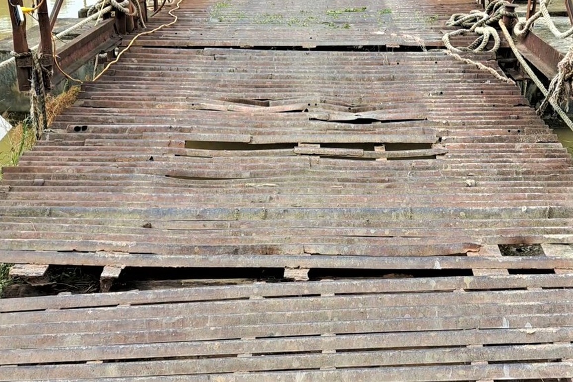 Cầu 80 tỷ đồng 6 năm chưa xong, dân liều mình đi cầu phao cũ nát - 6 Cầu 80 tỷ đồng 6 năm chưa xong, dân liều mình đi cầu phao cũ nát - 6
