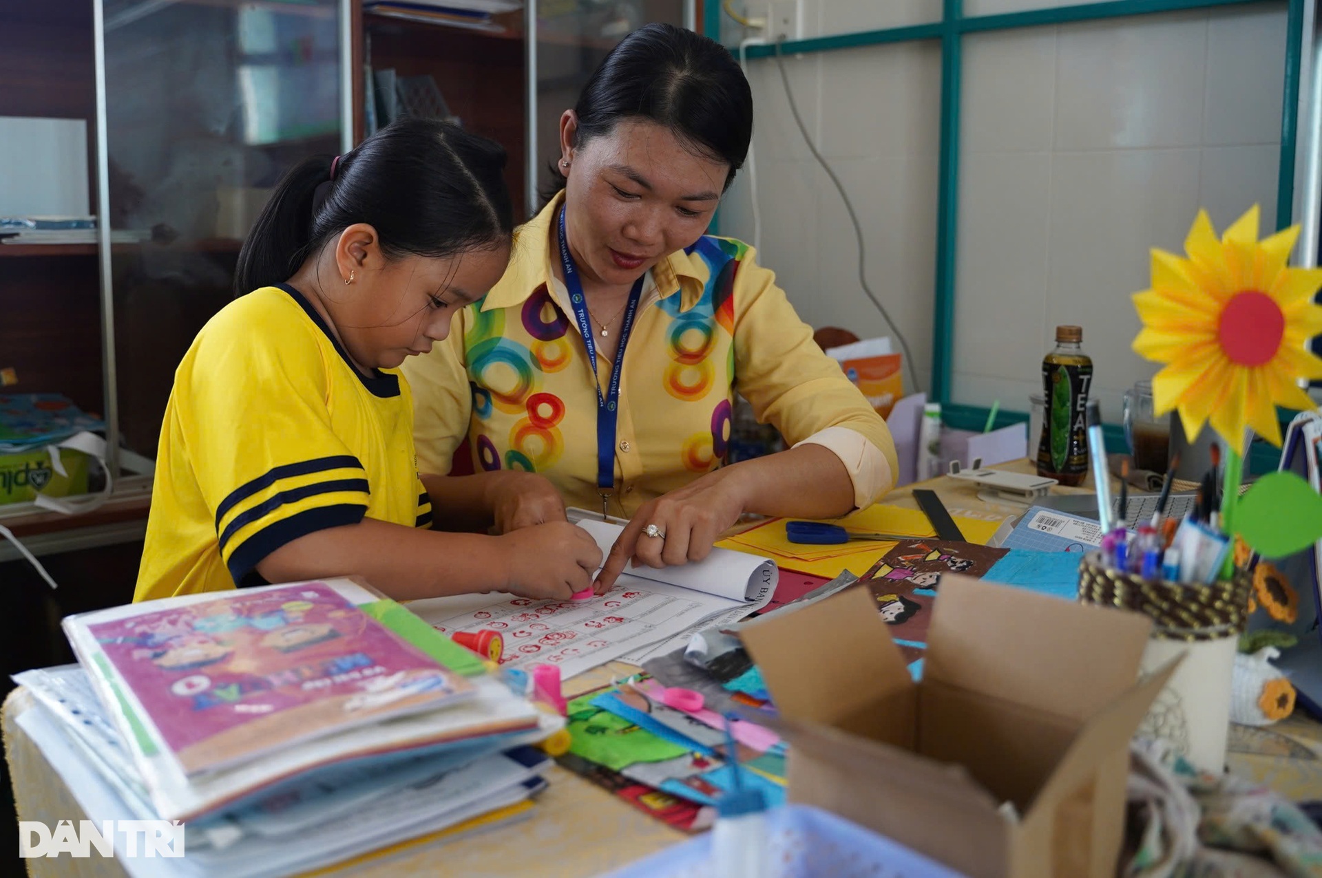 Người thầy 19 năm vượt sóng gieo chữ cho học trò ở xã đảo duy nhất TPHCM - 9 Người thầy 19 năm vượt sóng gieo chữ cho học trò ở xã đảo duy nhất TPHCM - 9