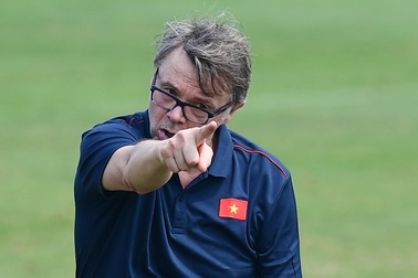 HLV Troussier thể hiện cá tính mạnh trong buổi tập cùng U23 Việt Nam