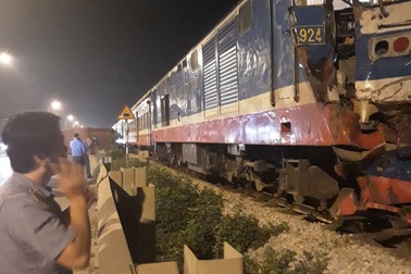 Hà Nội: Tàu hỏa tông “đứt đôi” xe container