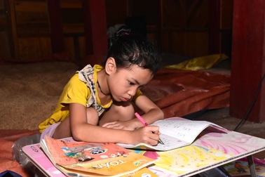 “Con chỉ mong khỏi bệnh và có chiếc bàn chắc chắn để yên tâm học bài”