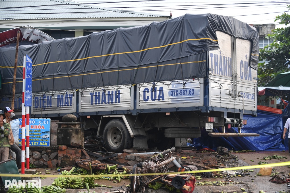 Vụ xe tải lao vào chợ chuối: Khởi tố, bắt tạm giam tài xế - 2 Vụ xe tải lao vào chợ chuối: Khởi tố, bắt tạm giam tài xế - 2
