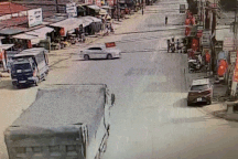 Kinh hoàng xe tải va chạm xe con rồi lao vào nhà dân bên quốc lộ