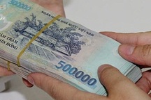 Đình chỉ nữ nhân viên chi cục thuế bị tố nhận tiền bồi dưỡng