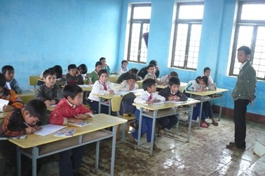 Nhọc nhằn gùi chữ lên đỉnh Măng Rơi