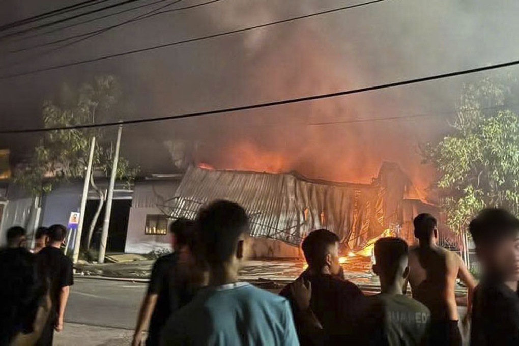 Cháy lớn thiêu rụi nhà xưởng rộng hàng trăm mét vuông ở Hải Dương - 1 Cháy lớn thiêu rụi nhà xưởng rộng hàng trăm mét vuông ở Hải Dương - 1