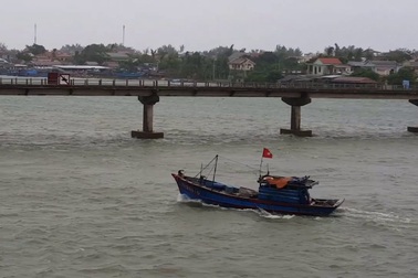 Sóng cực lớn, người dân biển Thuận An - Huế neo chống và sơ tán hàng quán khỏi biển