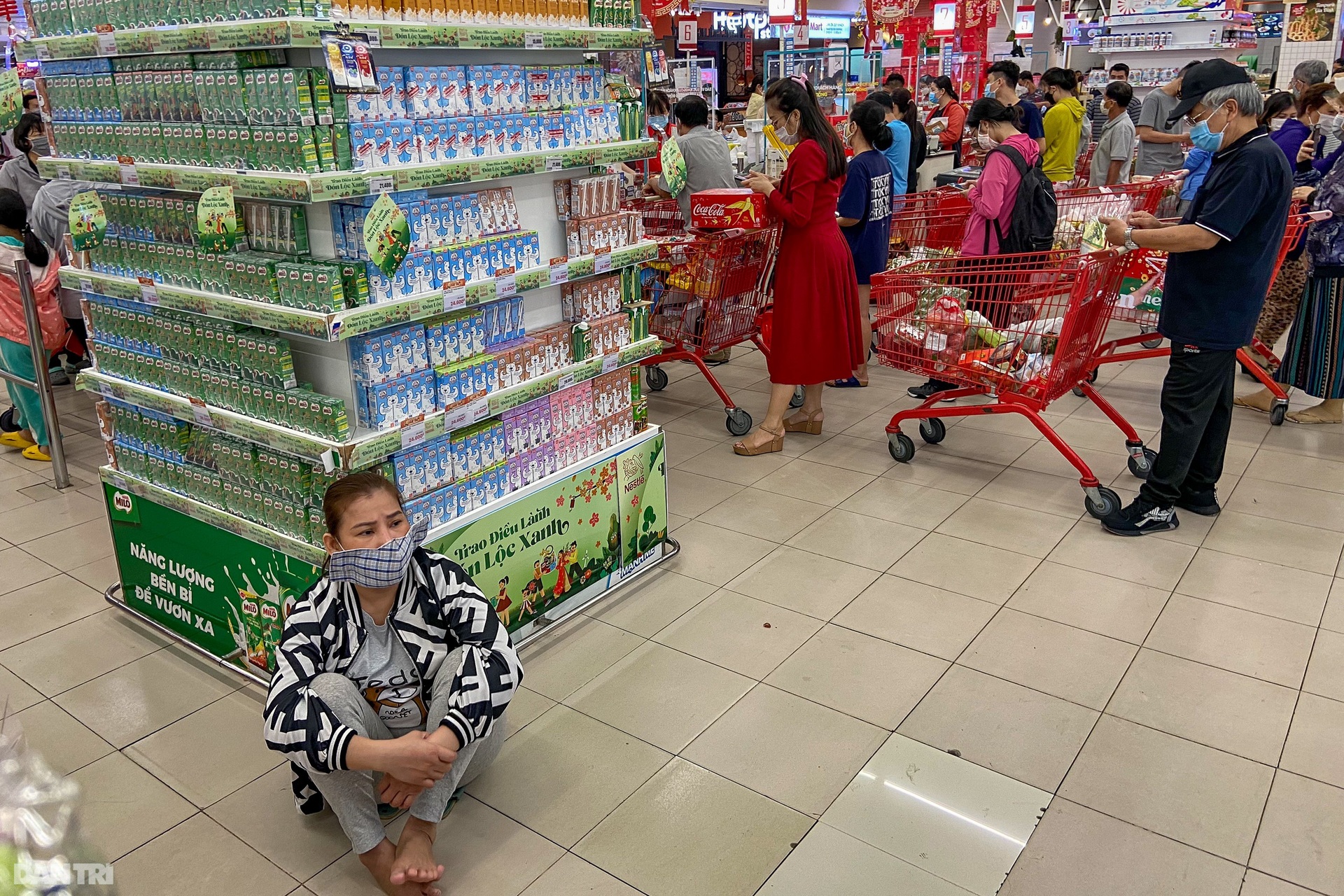 Khách chen chân xếp hàng 2 giờ mới đến lượt thanh toán tại siêu thị ở TPHCM - 11 Khách chen chân xếp hàng 2 giờ mới đến lượt thanh toán tại siêu thị ở TPHCM - 11