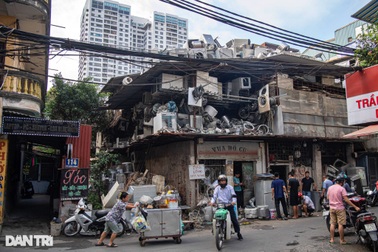 Căn nhà chất đống vỏ máy giặt từ mặt đất lên tận mái của "Vua đồ cũ" Hà Nội