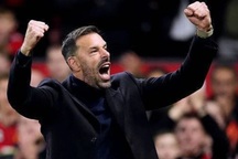 HLV Van Nistelrooy chốt tương lai ở Man Utd