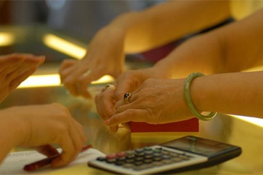 Giá vàng SJC đi xuống, giới đầu tư thận trọng