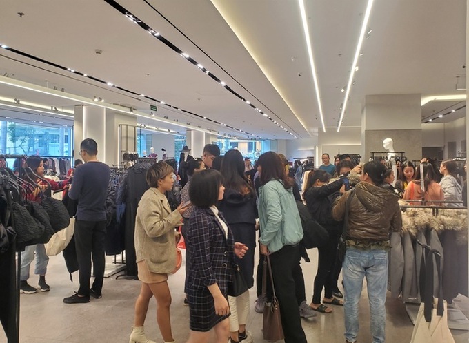 Khách Hà Nội rồng rắn xếp hàng chờ vận may trúng Vinfast Lux trong ngày Black Friday - Ảnh 8. Khách Hà Nội rồng rắn xếp hàng chờ vận may trúng Vinfast Lux trong ngày Black Friday - Ảnh 8.