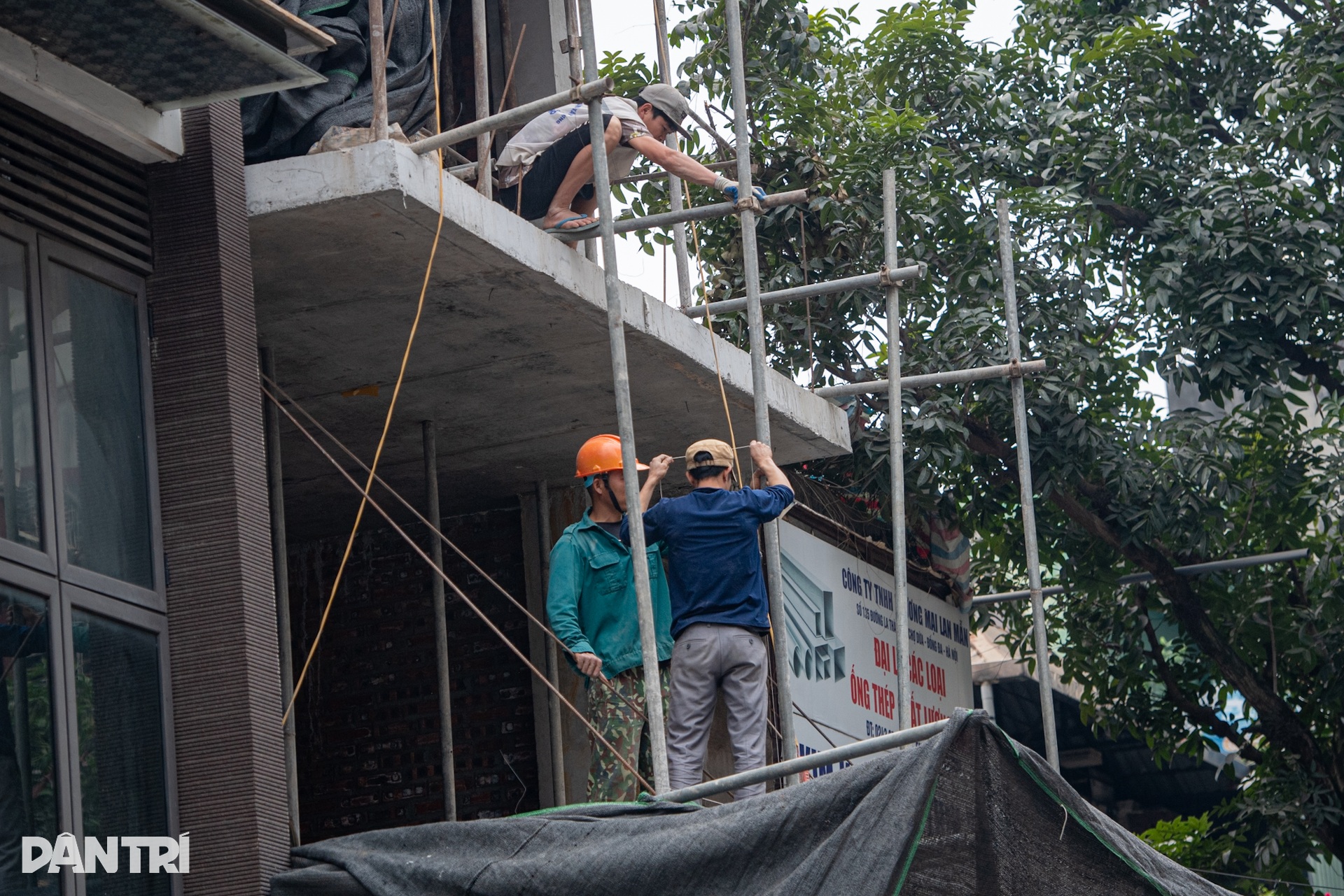Hiểm nguy từ giàn giáo xây dựng treo lơ lửng trên đầu người dân Thủ đô - 8 Hiểm nguy từ giàn giáo xây dựng treo lơ lửng trên đầu người dân Thủ đô - 8