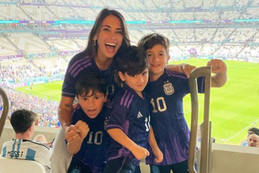 Bà xã xinh đẹp của Messi vỡ òa cảm xúc trong ngày Argentina chiến thắng