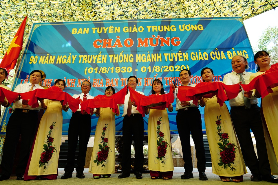 Khoác áo mới cho nhà bia kỷ niệm Ban Tuyên huấn Trung ương Cục miền Nam - 4 Khoác áo mới cho nhà bia kỷ niệm Ban Tuyên huấn Trung ương Cục miền Nam - 4