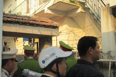 Cưỡng chế chiếc cổng trái phép, giải cứu nhiều hộ dân bị "giam lỏng" trong ngõ