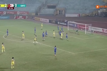 Tuấn Hải ghi bàn và dính chấn thương trong ngày HLV Troussier dự khán