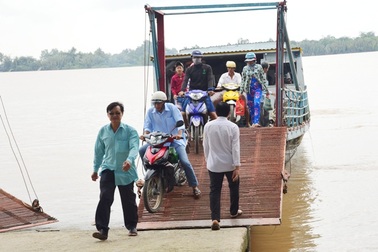Chấm dứt tình trạng "bế quan toả cảng" bến phà khiến người dân điêu đứng!