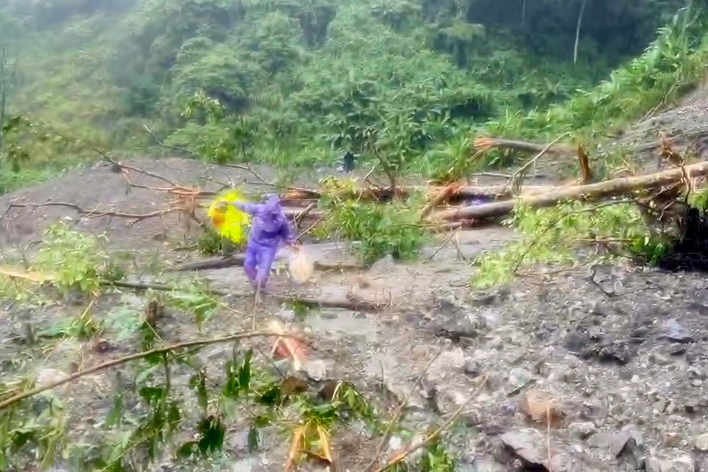 Lực lượng cứu hộ băng rừng mang cơm cho tài xế mắc kẹt ở đèo Lò Xo - 2