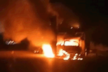 Xe đầu kéo chở ô tô Mercedes bất ngờ bốc cháy dữ dội trên cao tốc