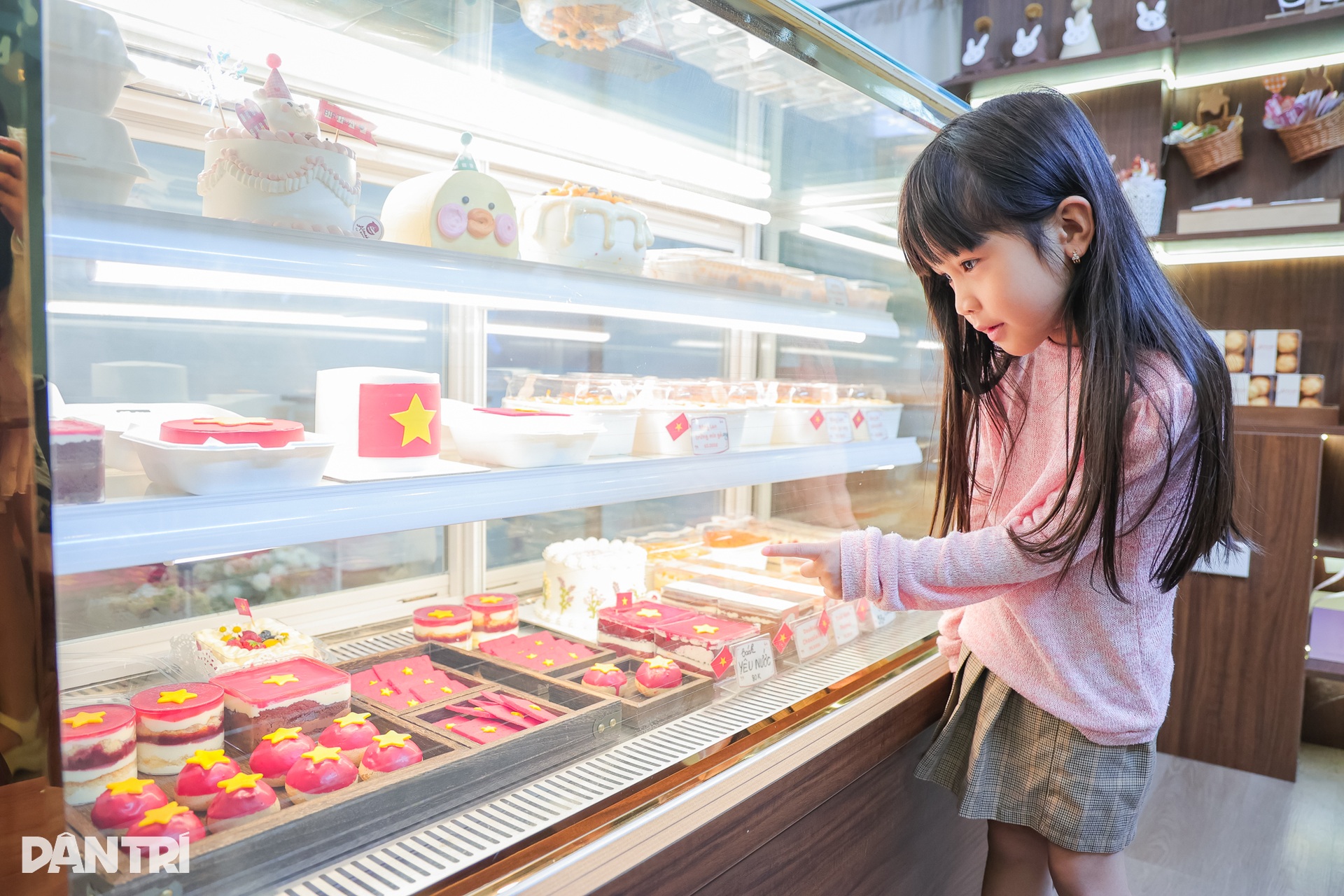 Cà phê yêu nước rực đỏ khắp Hà Nội, bán cả trăm cốc/ngày - 11 Cà phê yêu nước rực đỏ khắp Hà Nội, bán cả trăm cốc/ngày - 11