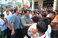 Đoàn lãnh đạo tháp tùng Thủ tướng nhường ghế cho học sinh và người dân ngồi