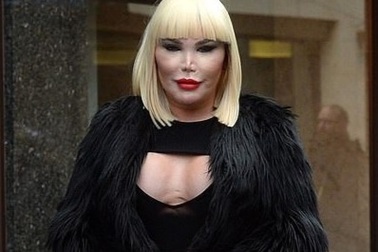 Roddy Alves điệu đà ra phố sau khi chuyển giới