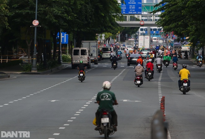 So sánh giao thông TPHCM: Trước giãn cách ùn tắc, nay chỉ còn xe cứu thương - 16 So sánh giao thông TPHCM: Trước giãn cách ùn tắc, nay chỉ còn xe cứu thương - 16