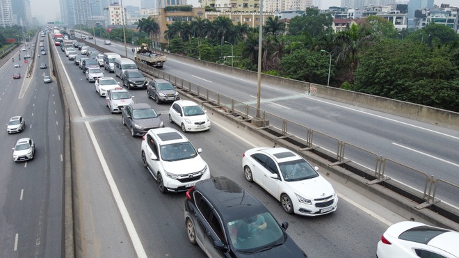 Hà Nội: Hình ảnh ô tô không lối thoát tại đường vành đai 3 trên cao - 13 Hà Nội: Hình ảnh ô tô không lối thoát tại đường vành đai 3 trên cao - 13