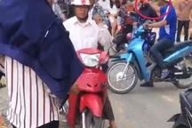 “Ông trùm” đe không cho xe ôm chở khách, đoàn người rời chùa Hương trong ấm ức