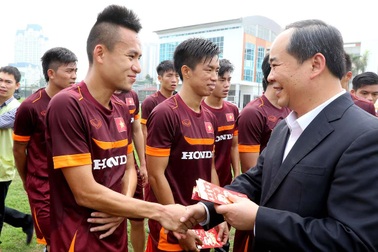 Thứ trưởng Bộ VH, TT&DL chúc Tết và lì xì thầy trò HLV Miura