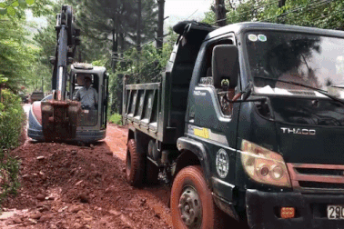 Vụ sạt lở ở Sóc Sơn: Giải cứu xong các ô tô, hiện trường ngổn ngang đất đá