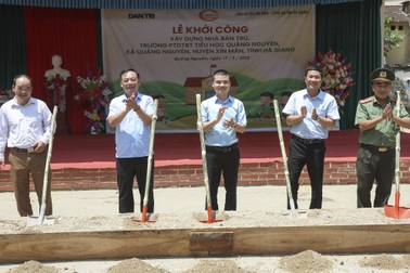 Khởi công nhà bán trú tại nơi học sinh ở nhà tôn "nóng như lò bánh mì"