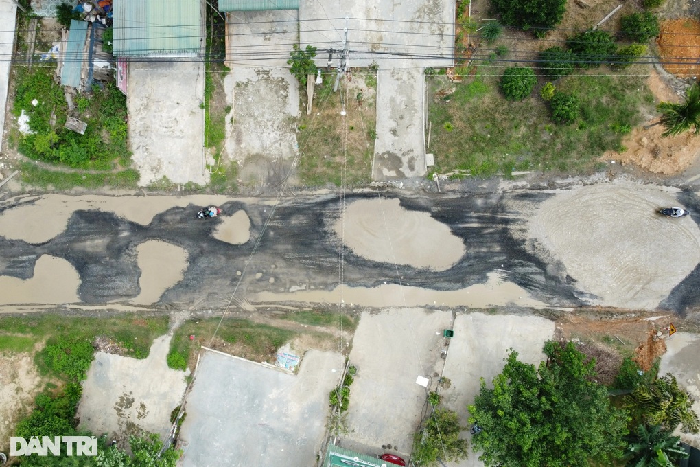Hàng nghìn hố bom trên tuyến đường huyết mạch của Đắk Nông - 8 Hàng nghìn hố bom trên tuyến đường huyết mạch của Đắk Nông - 8