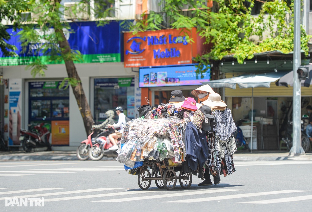 Người lao động oằn mình mưu sinh dưới cái nắng 50 độ C ở Hà Nội - 3 Người lao động oằn mình mưu sinh dưới cái nắng 50 độ C ở Hà Nội - 3