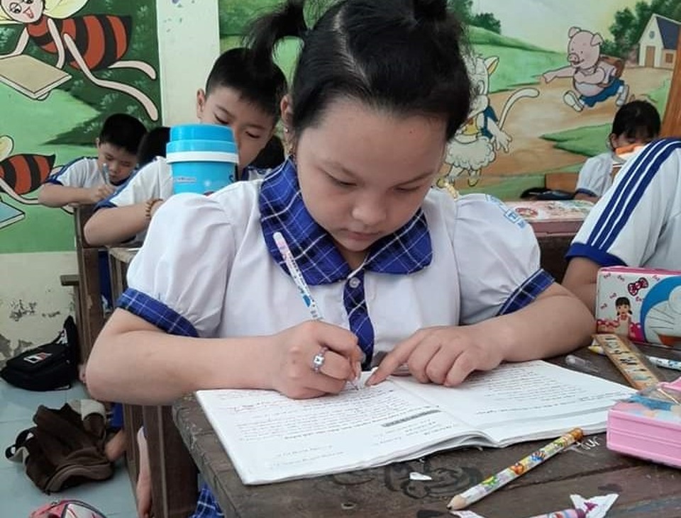 Thương bé gái xinh đẹp bị bố bỏ rơi khi đang chống chọi bệnh tật - 4 Thương bé gái xinh đẹp bị bố bỏ rơi khi đang chống chọi bệnh tật - 4