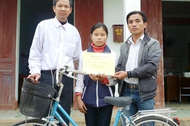 Bạn đọc tặng xe đạp em Trịnh Thị Nhung