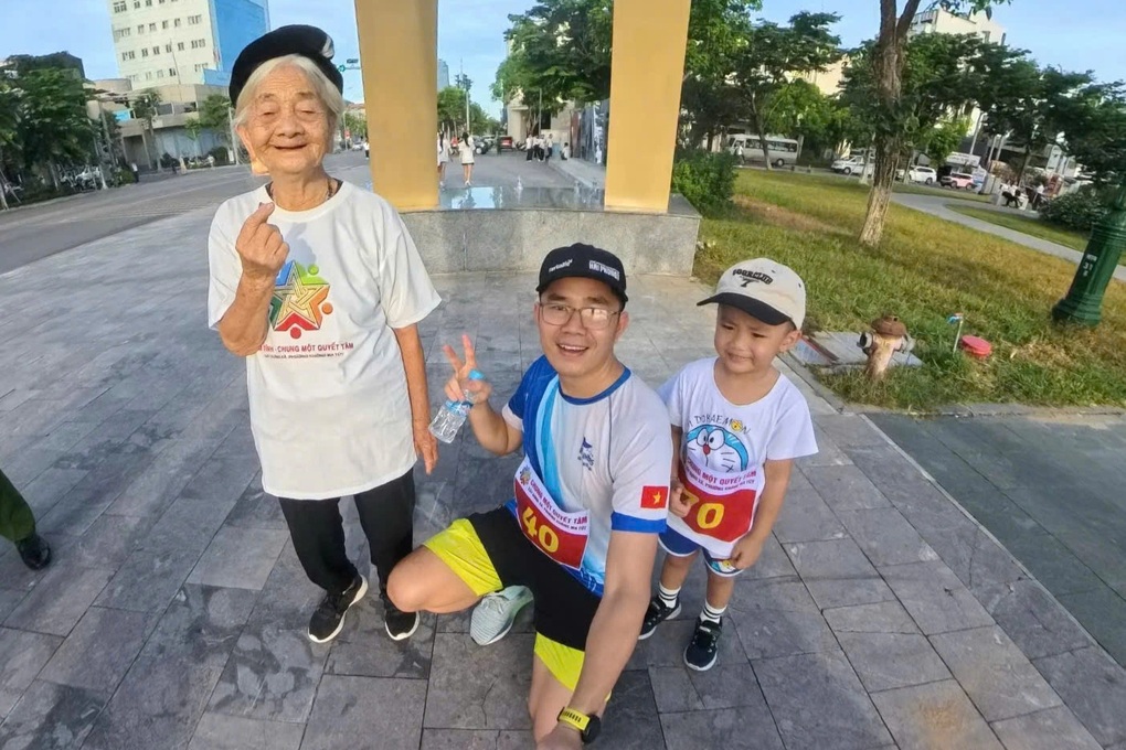 Cậu bé 4 tuổi và cụ bà 98 tuổi gây sốt ở giải chạy phòng, chống ma túy - 3